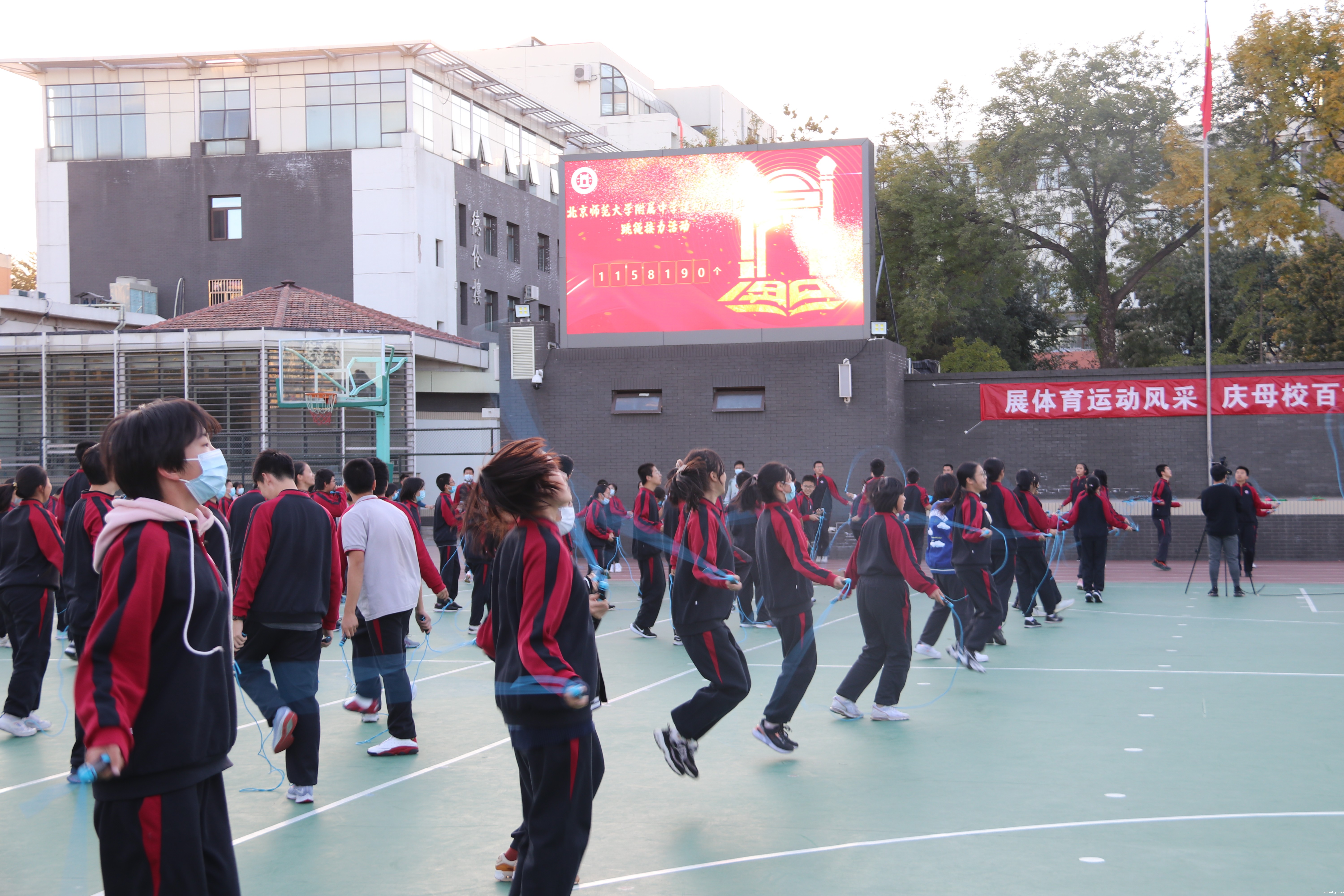 20211029171625.jpg 高一同学努力让大屏幕数字接近120万.JPG