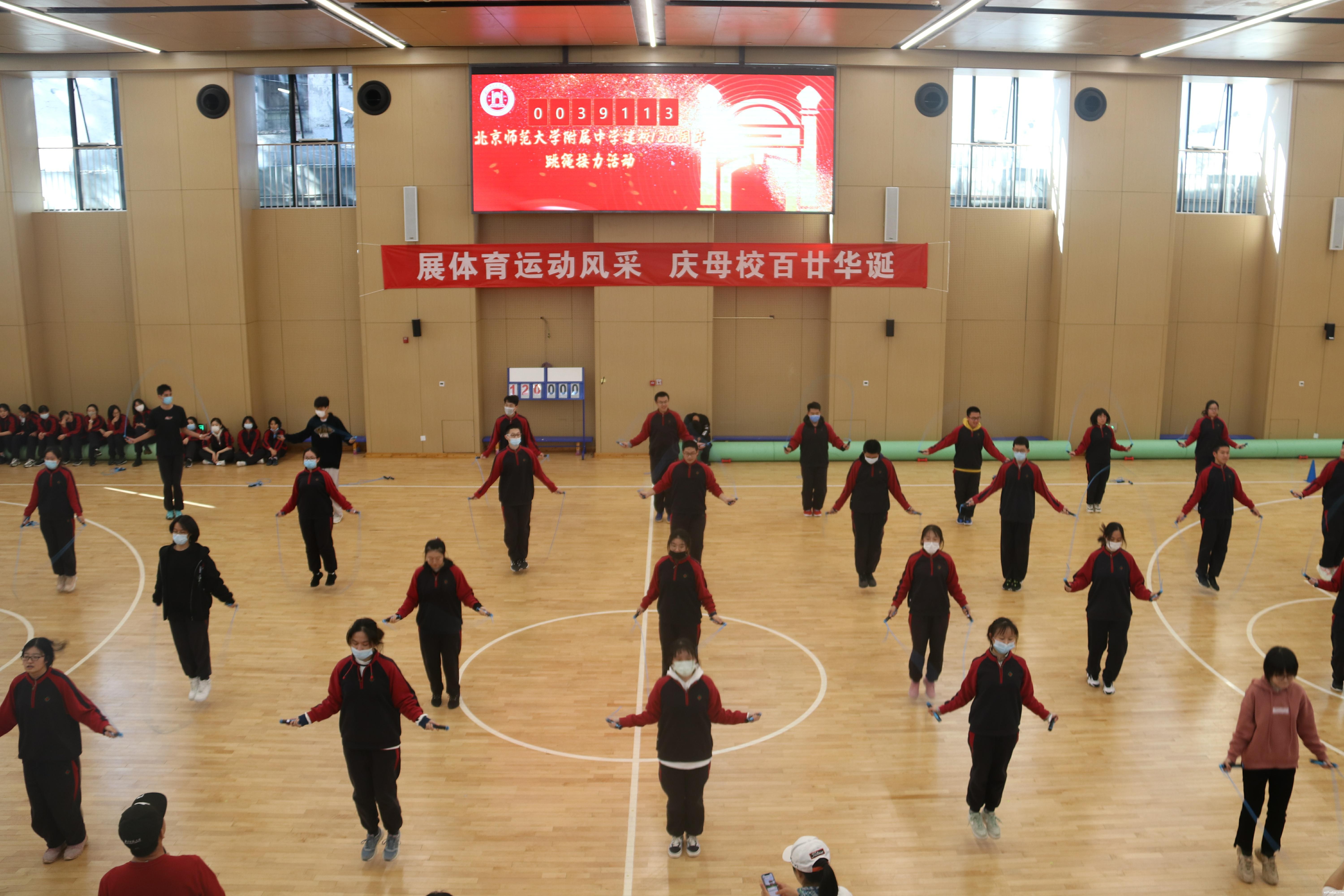 20211029750204.jpg 高三年级在体育馆进行跳绳接力.jpg