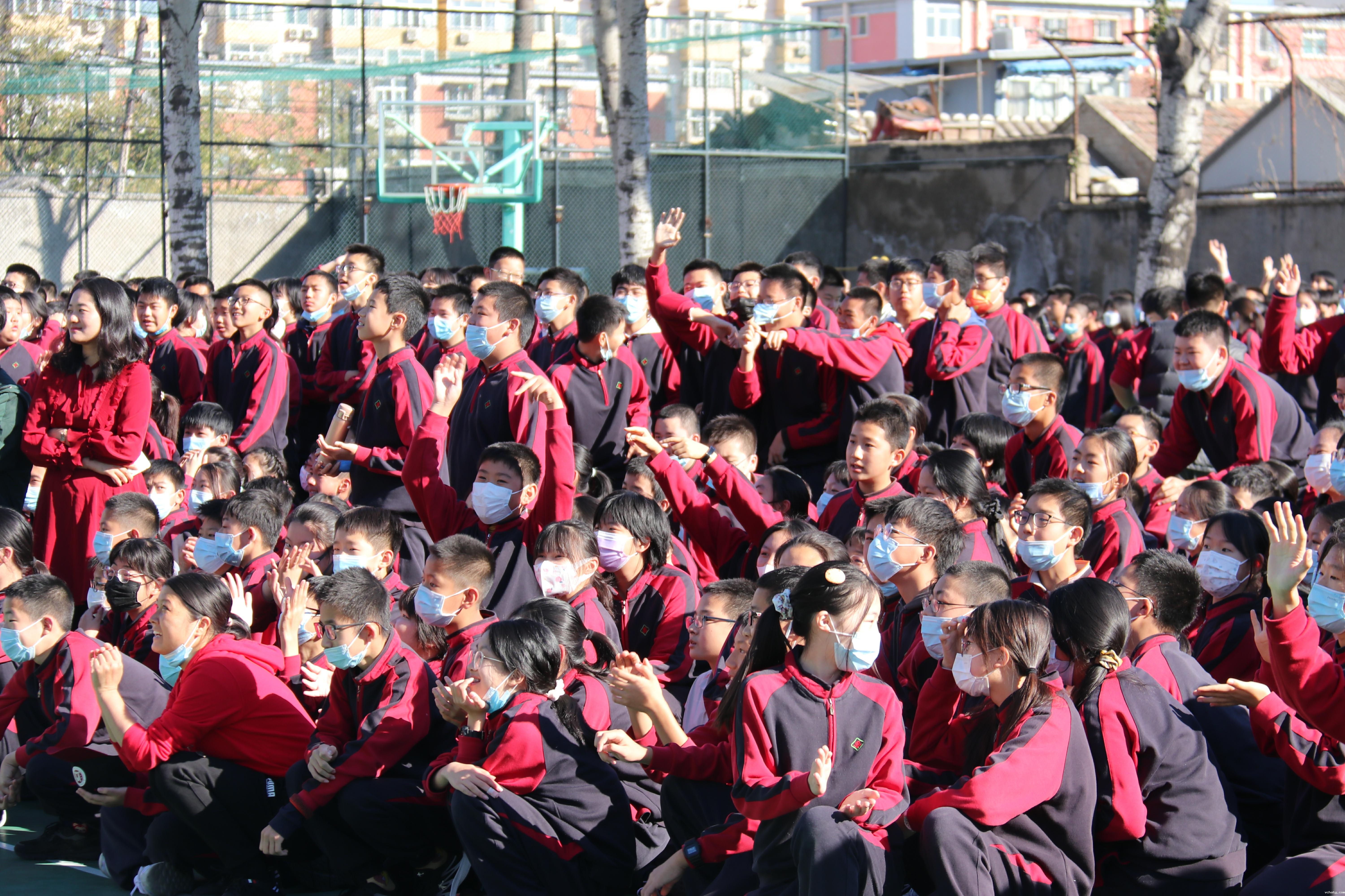 20211029887612.jpg 跳绳接力启动仪式观看大屏幕数字的同学们.jpg