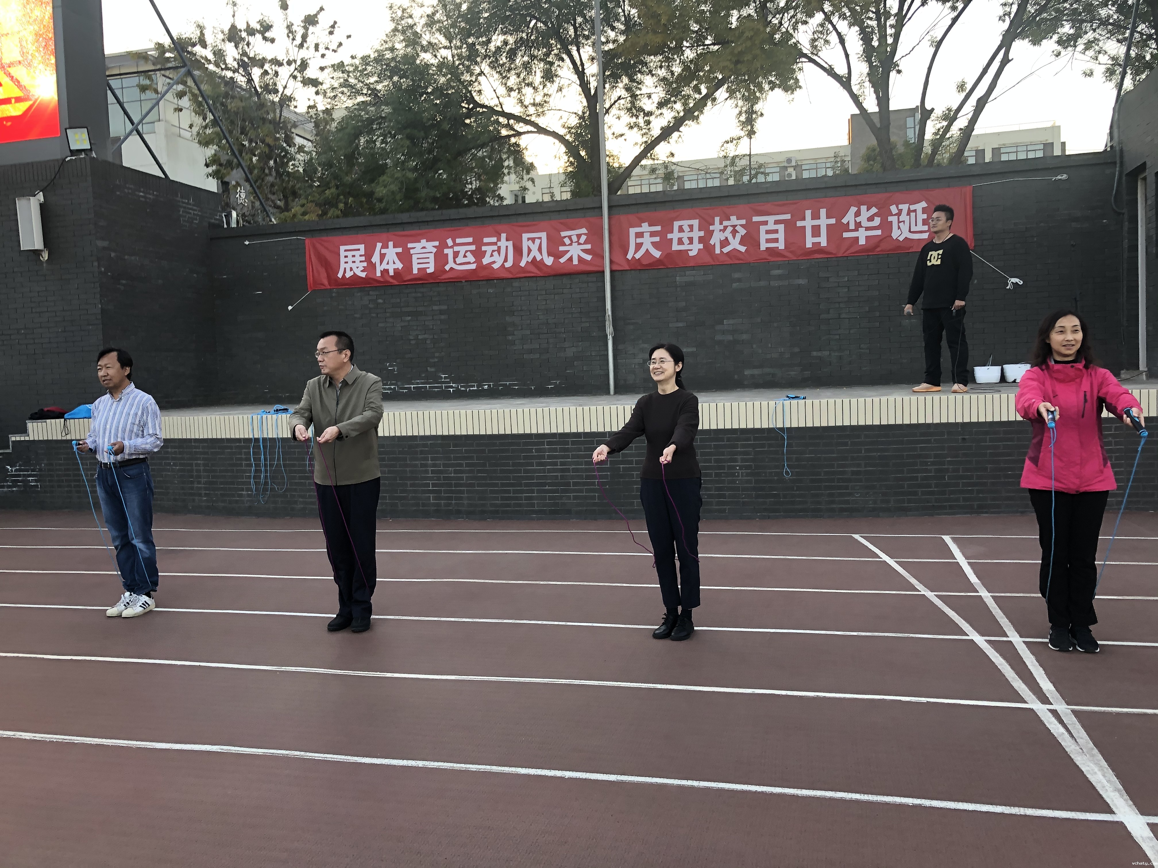 20211029915683.jpg 学校领导一起接力冲刺120万.jpg