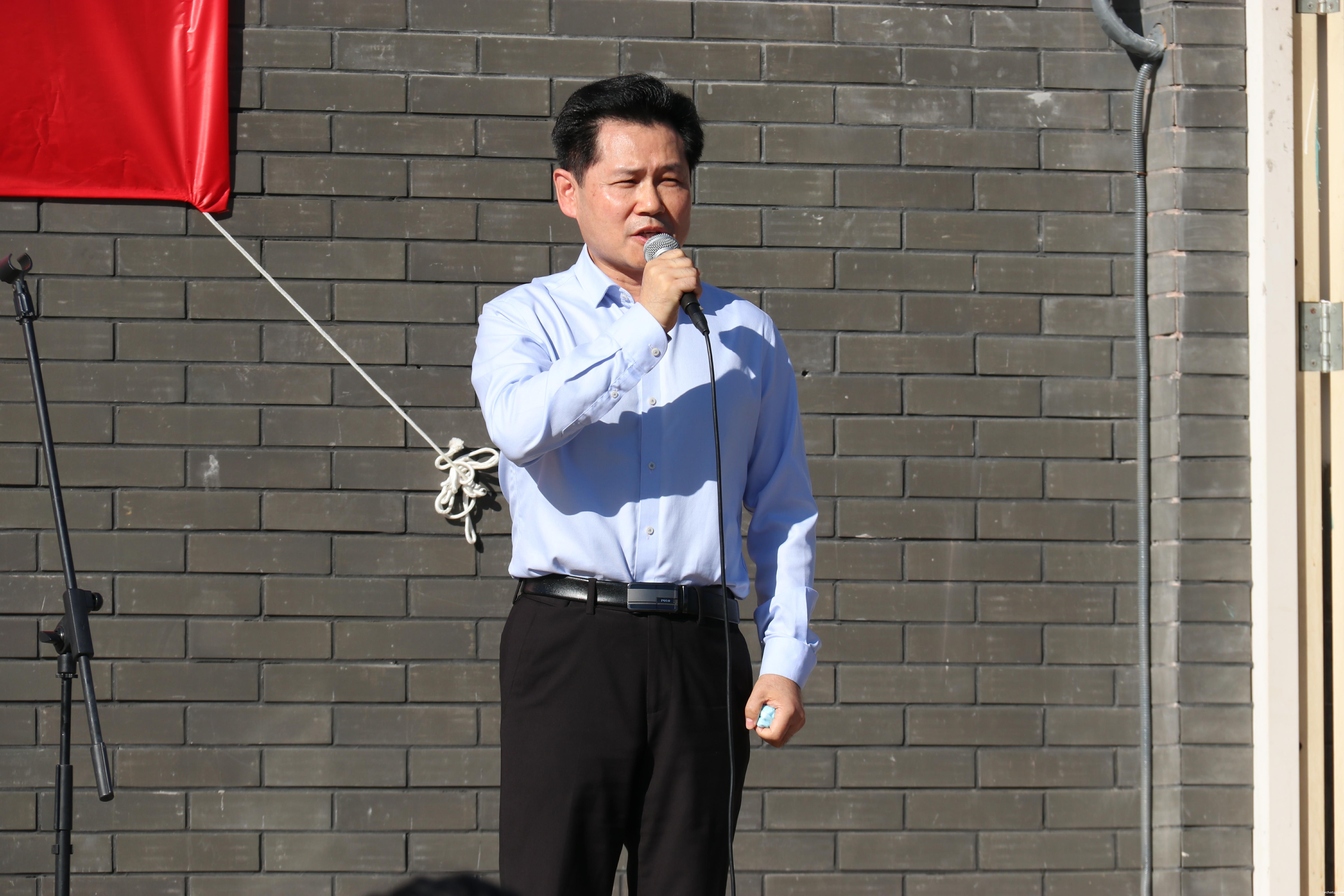 20211029986626.jpg 梁原草副校长宣布跳绳接力活动开始.jpg